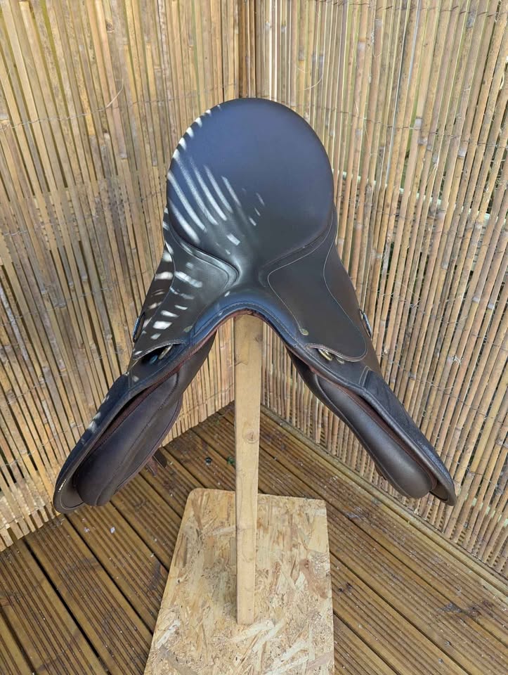 17.5" Brown Wintec Saddle