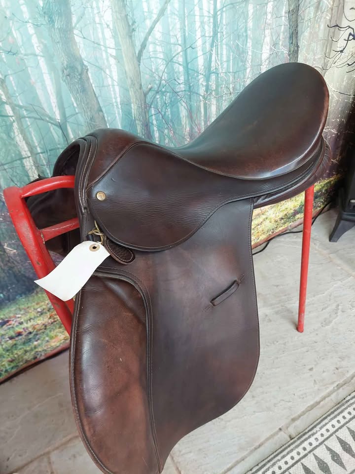 Lovatt & Ricketts 17.5in medium brown saddle