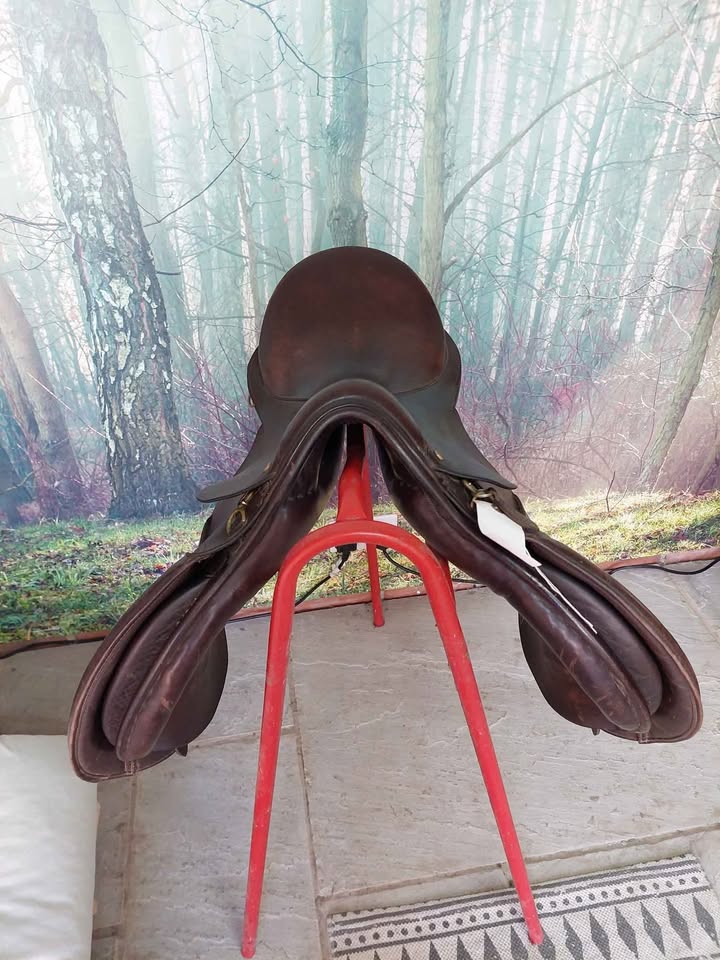 Lovatt & Ricketts 17.5in medium brown saddle